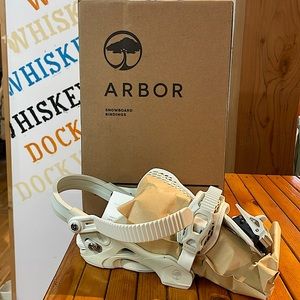 Women’s Arbor snowboard binding